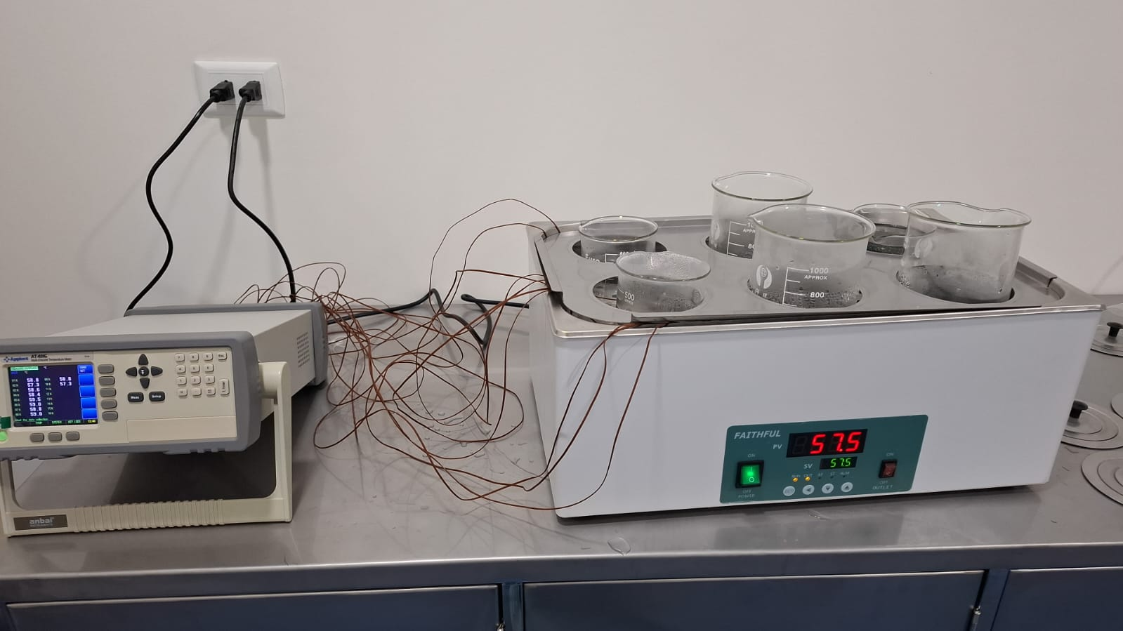 La calificación de un baño maría asegura, mediante el uso de sensores, que el equipo mantenga una temperatura constante y homogénea para el calentamiento indirecto de muestras.