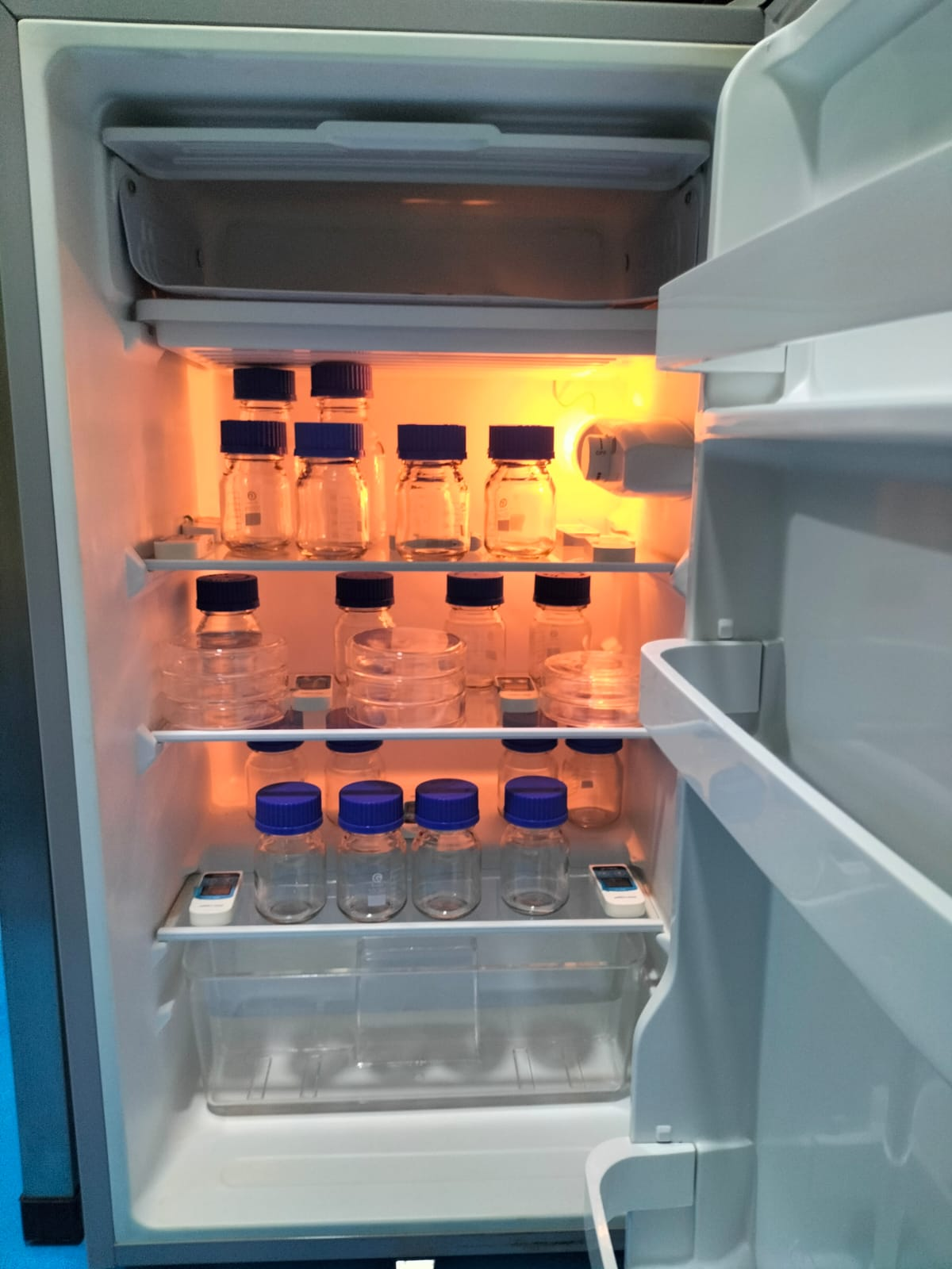 La calificación de refrigeradores farmacéuticos es el proceso que garantiza la conservación de productos termo-sensibles en el intervalo crítico de 2°C a 8°C a través de un mapeo con termómetros calibrados.